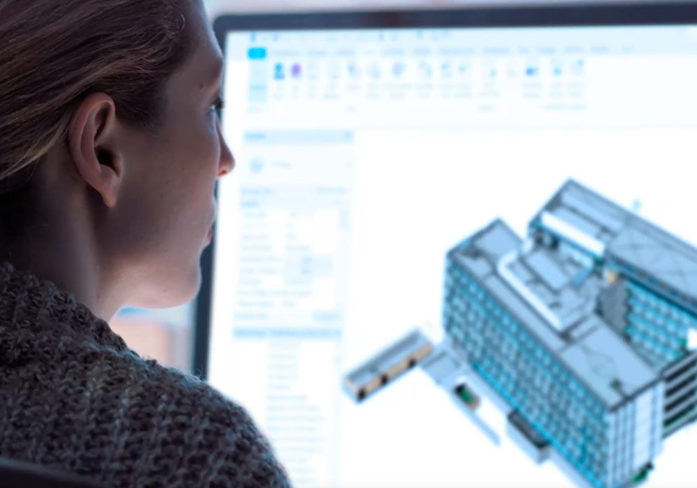 Frau betrachtet 3D-Modell in Autodesk Revit