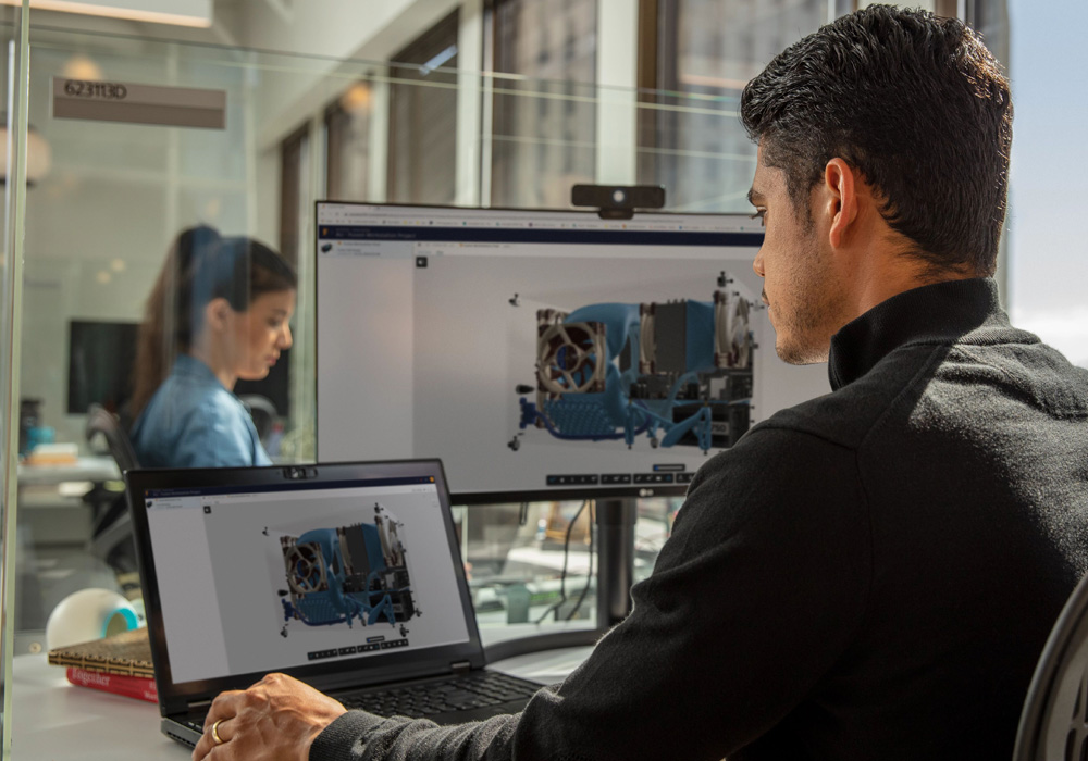 Mitarbeiter arbeitet mit Autodesk Fusion 360 im Büro